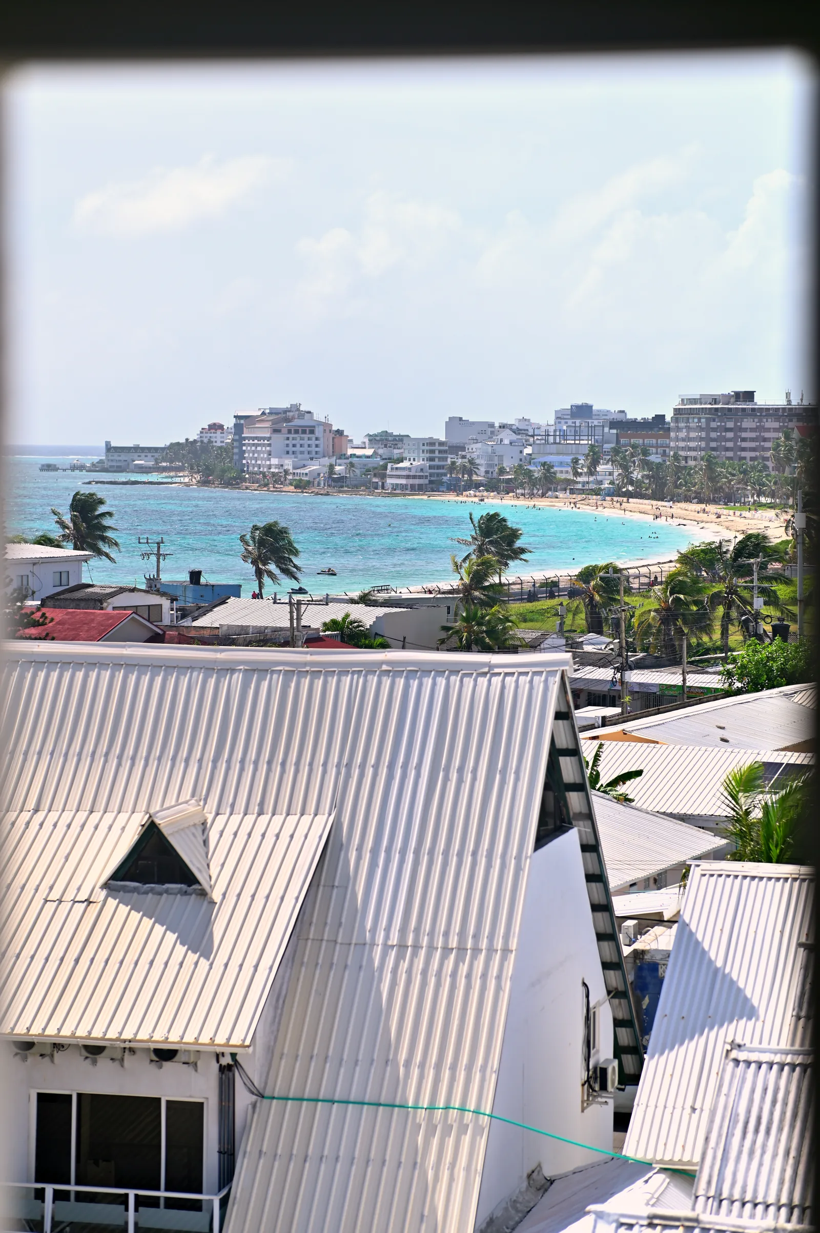 La playa de Spratt Bight y el North End vistos desde el edificio, con los tejados del barrio en primer plano.