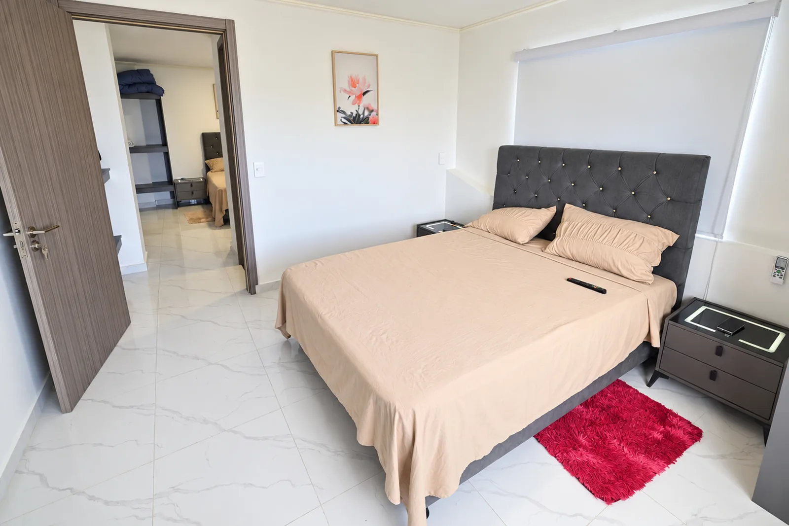 La habitación desde la puerta, con la segunda habitación y su cama a la vista por el vano.