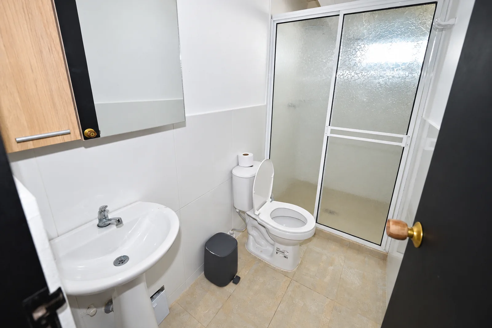 El baño privado del apartamento, con ducha de puerta corrediza.